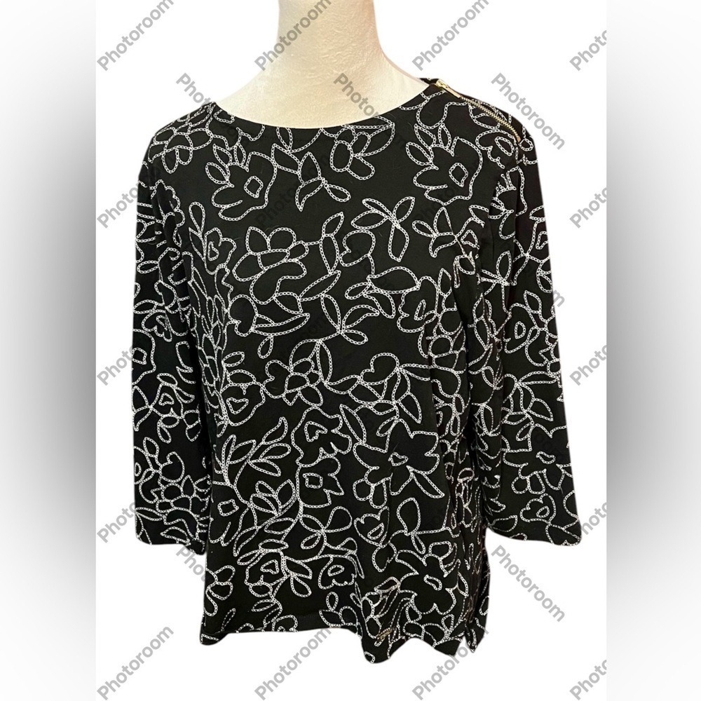 Ellen Tracy Blouse Size XL Black & White Floral Print With Zipper on Shoulder